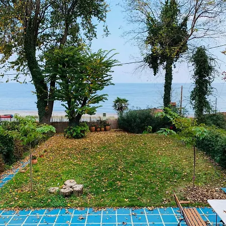 Beachfront Living At Its Coziest - Olympian Summer 펜션 리토코론